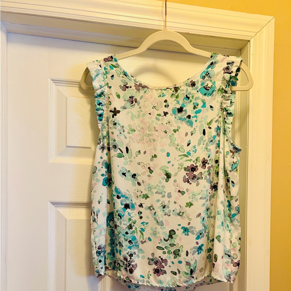 Gently used, LAUREN CONRAD Floral Top 💚🩵